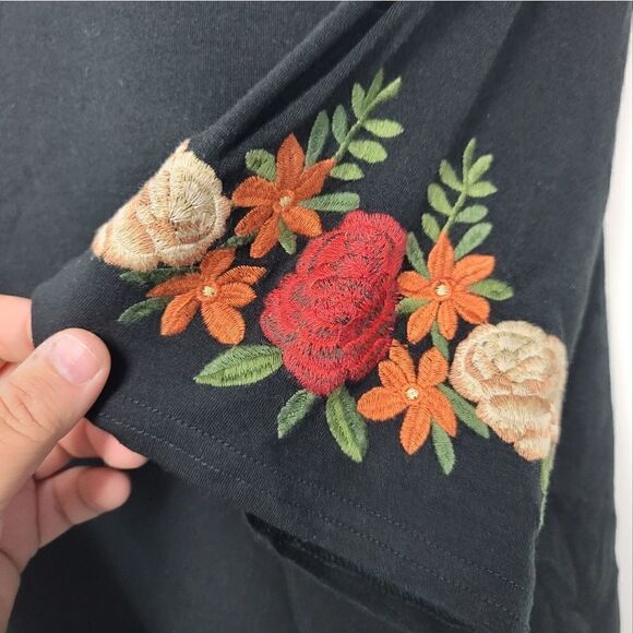 PLUS AMARYLLIS Floral Accent Top - Picture 3 of 8